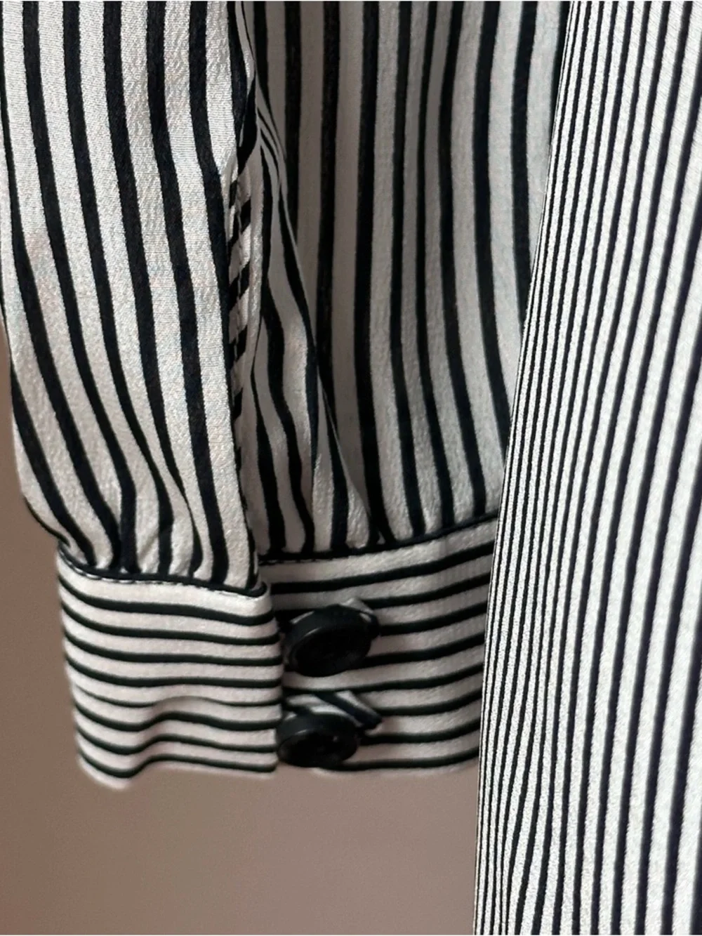 Cabi 100% Silk Off Shoulder Striped Blouse XS Black White Tunic Top Lightweight - Picture 5 of 15